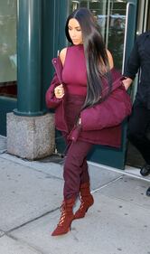 Kim Kardashian hot: bionda e scollata su Twitter 22