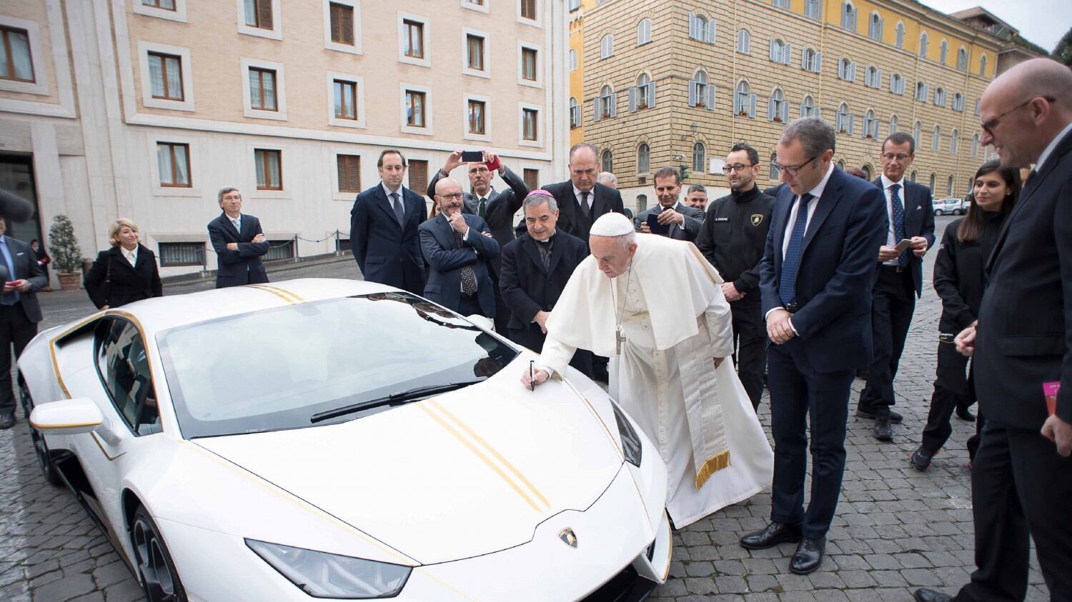 Il Papa ha messo all'asta una Lamborghini