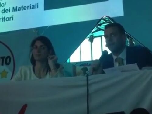 I vigili al comizio della Raggi: fuga dei grillini in doppia fila