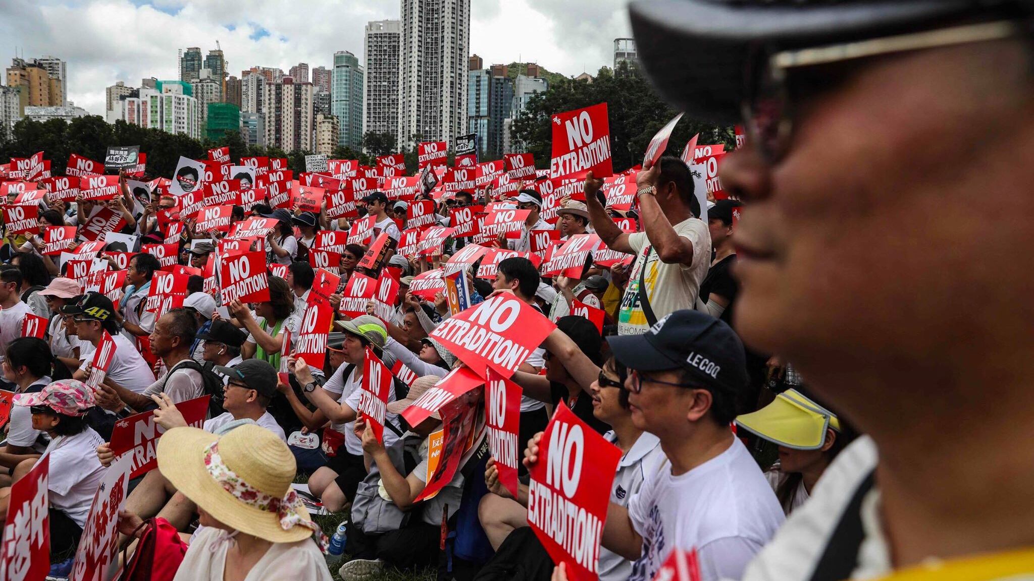Hong Kong, prova di forza: due milioni in piazza