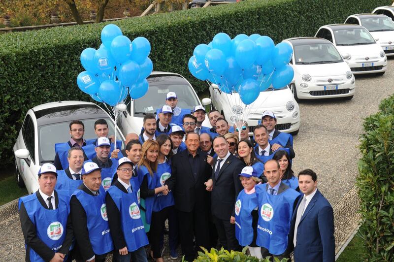 Berlusconi lancia la carovana del No 1
