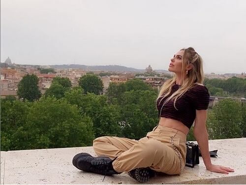 Ilary Blasi nella bufera per la foto sull'attico: "Cadi da quel balcone da 14 milioni di dollari"