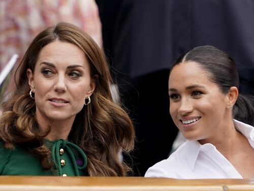Dal vestito da damigella al lip gloss: l’origine dei litigi tra Kate e Meghan