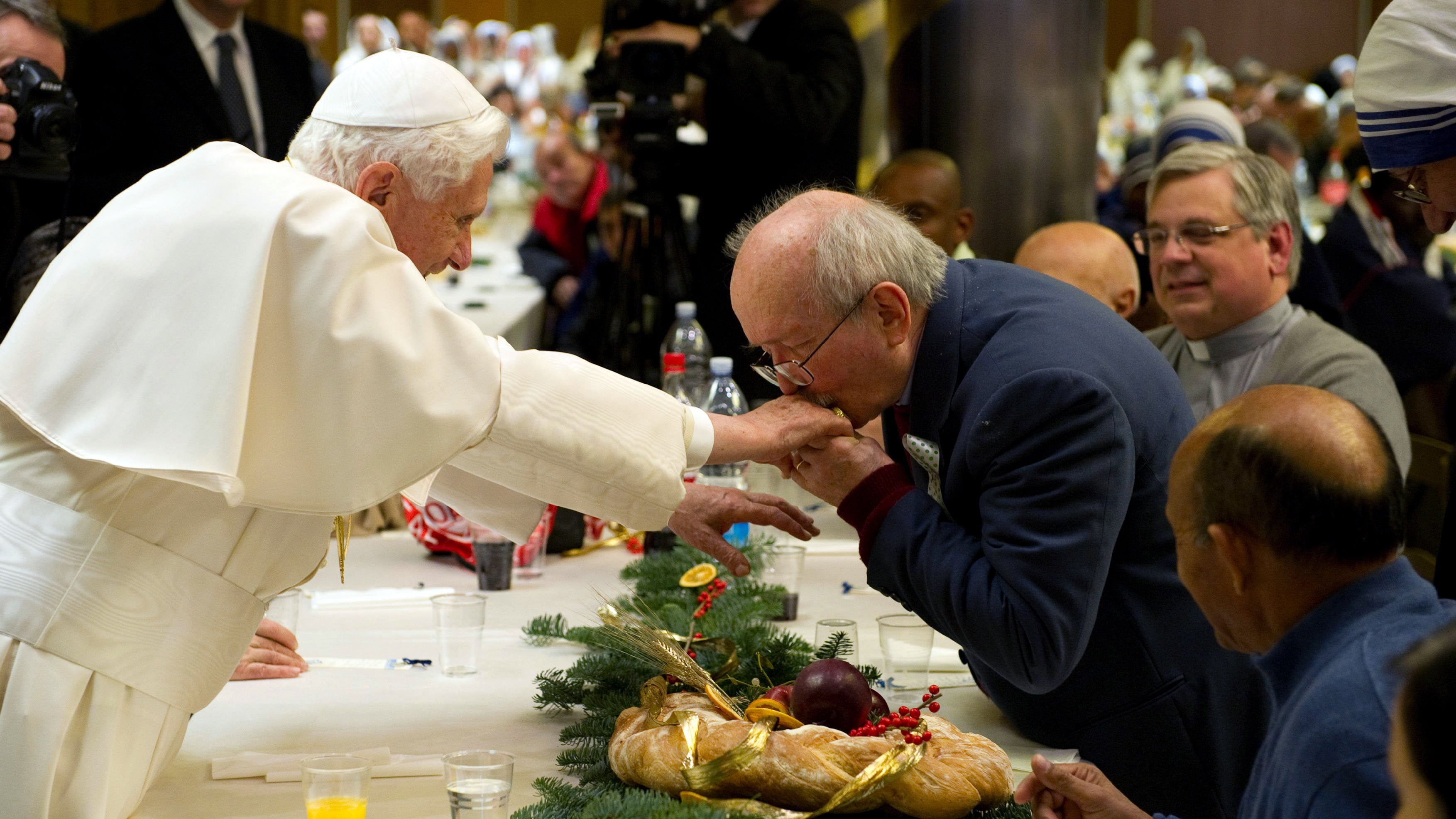 Il Papa: "Sì ai matrimoni tra uomo e donna No a filosofia del gender"