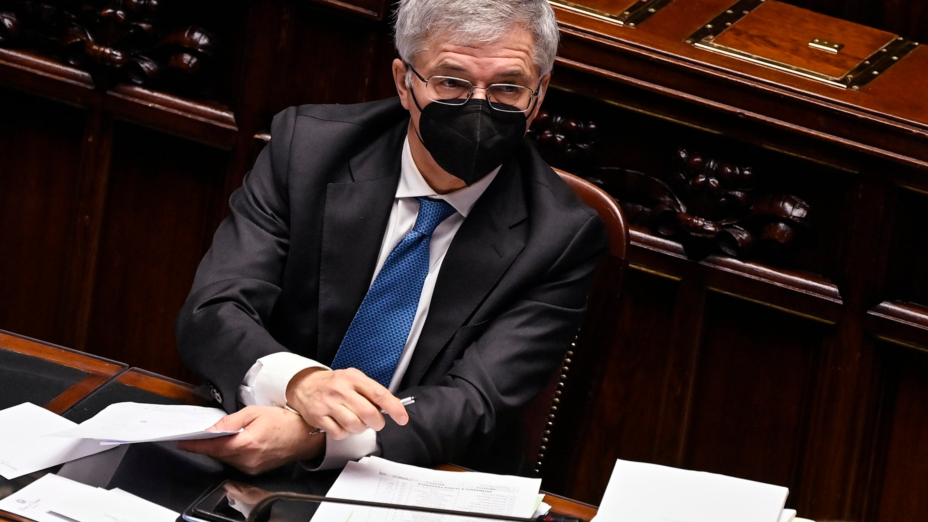 Franco apre allo scostamento: "Bisogna difendere la ripresa". Allarme imprese: Pil dimezzato