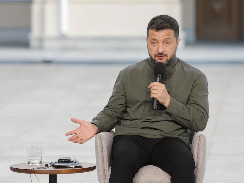 Zelensky: “Con gli Usa piano di pace con tregua, zona franca e ritiro delle truppe”. E rimanda il voto: “Sarebbe uno tsunami”