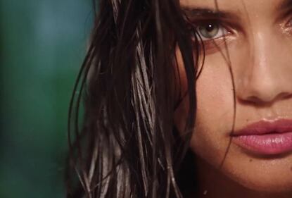 Sara Sampaio sexy per il nuovo profumo di Victoria's Secret 10