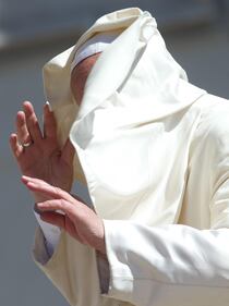 Papa Francesco litiga con il vento a San Pietro 9