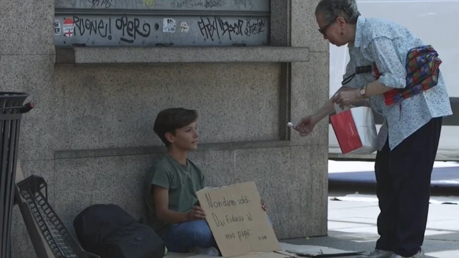 Milano, il mendicante che non chiede soldi ma fiducia