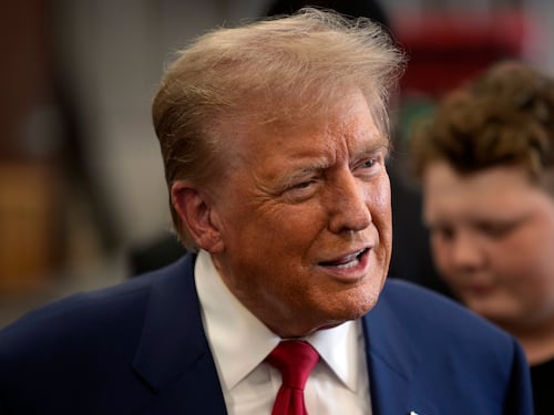Trump ignora i consigli, "dimentica" i suoi successi e cade sulle troppe bugie