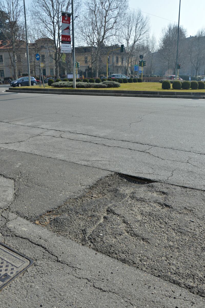 Lo squarcio di Piazza Giovanni Amendola, appena fuori dalla fermata della metropolitana