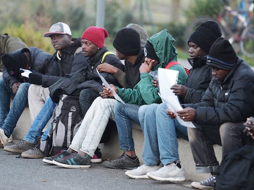 I rifugiati arrivano di notte in paese, il sindaco li rimanda indietro
