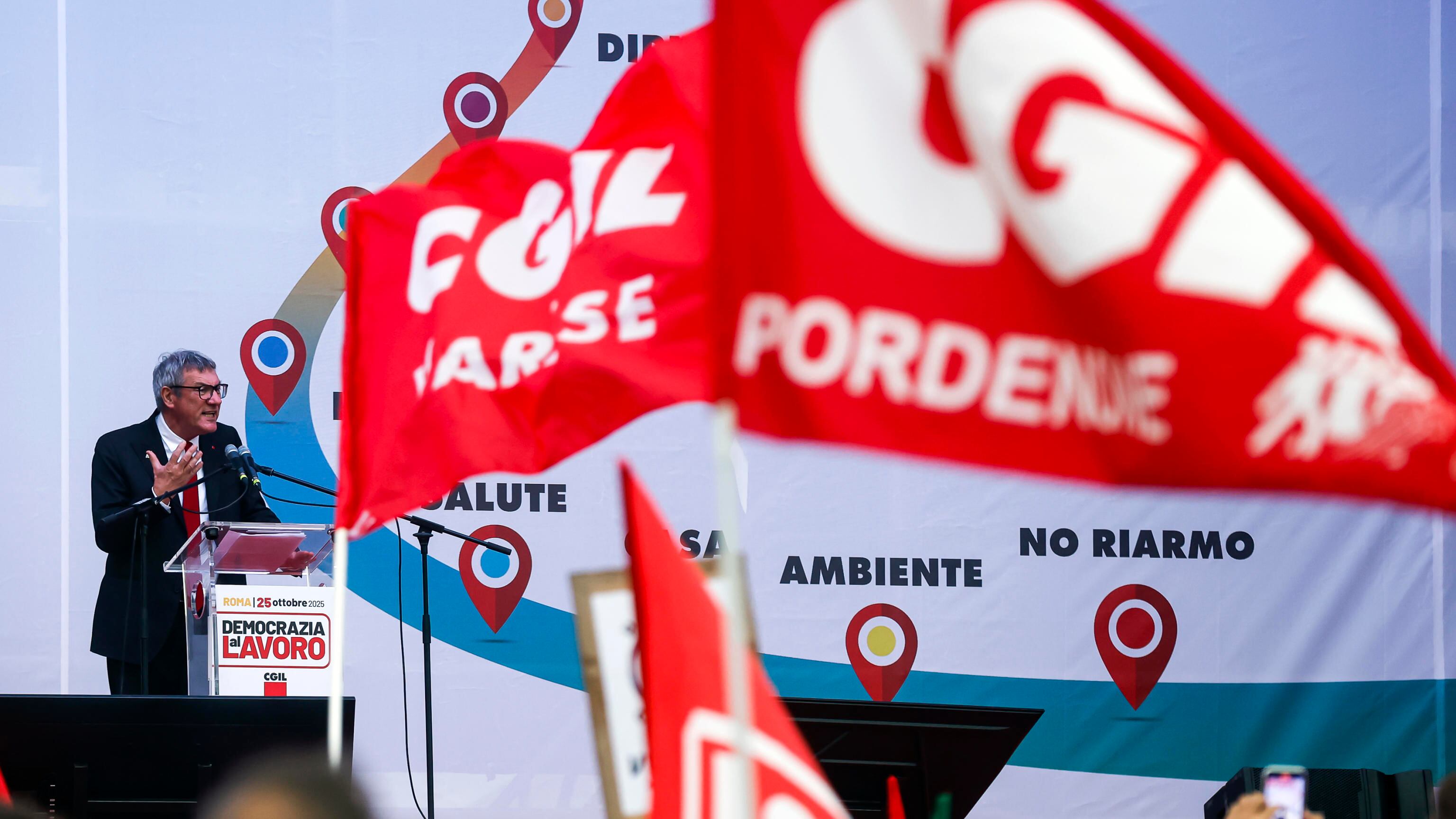 "È una truffa, pronto lo sciopero". Landini torna ad agitare la piazza contro la manovra
