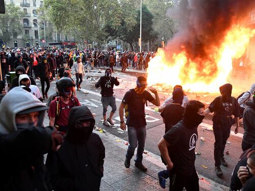 Catalogna, feriti e 70 arresti: Barcellona-Real non si gioca