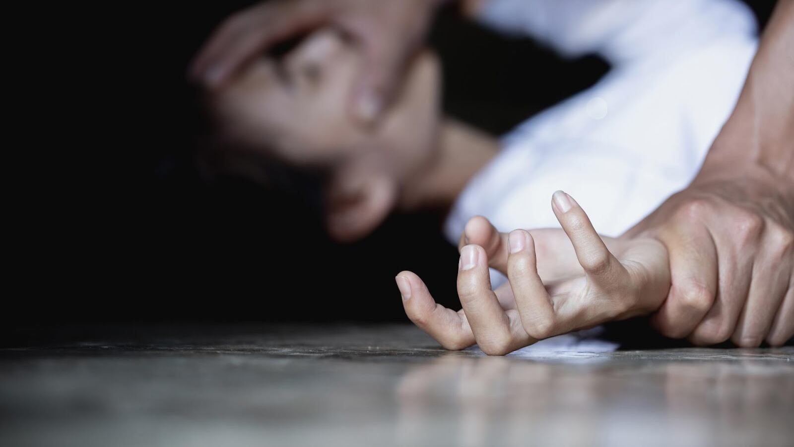 Ubriaco, entra a casa dell'ex incinta e la pesta