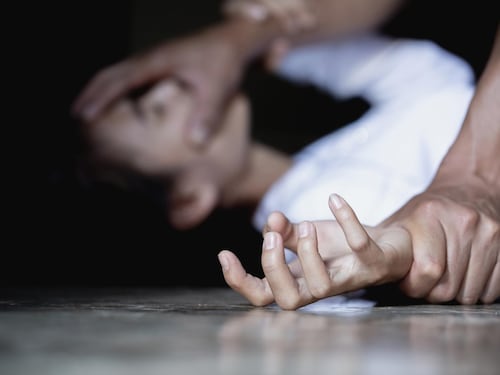 Ubriaco, entra a casa dell'ex incinta e la pesta