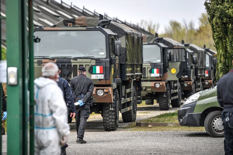 Le salme di Bergamo trasportate dall'esercito (La Presse)