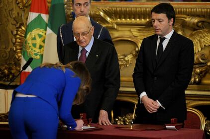 Tacco alto, vestito blu e décolleté: il giuramento del ministro Boschi 7