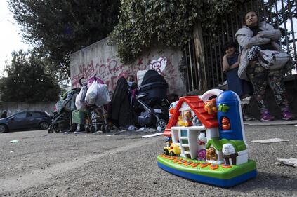 Il campo rom bruciato nella periferia di Roma 5