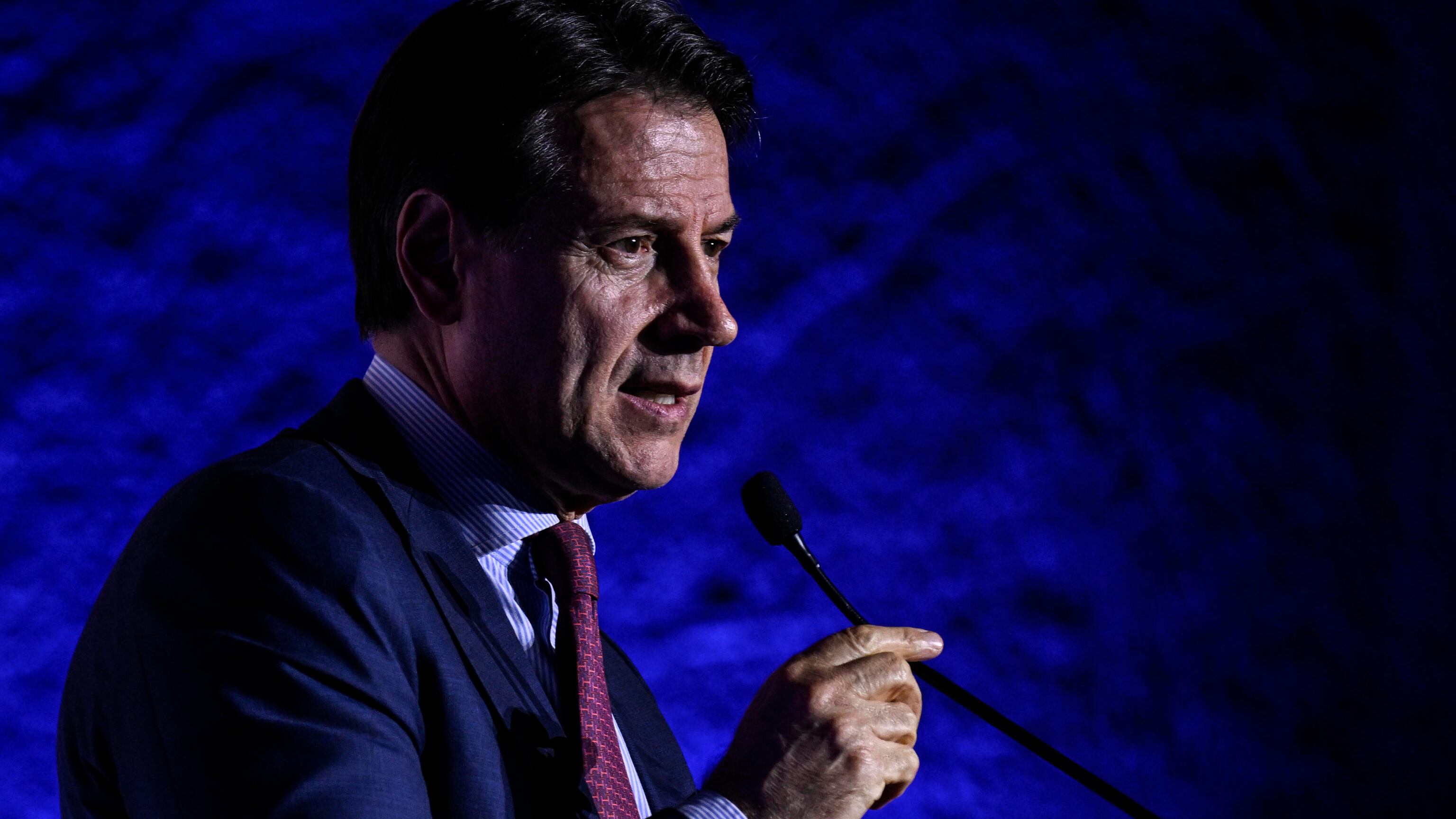 Il Conte No Vax e i vaccini sperimentali ai poliziotti