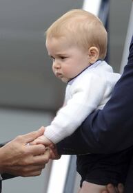 La famiglia reale arriva in Australia: per Kate il vestito è giallo canarino 17