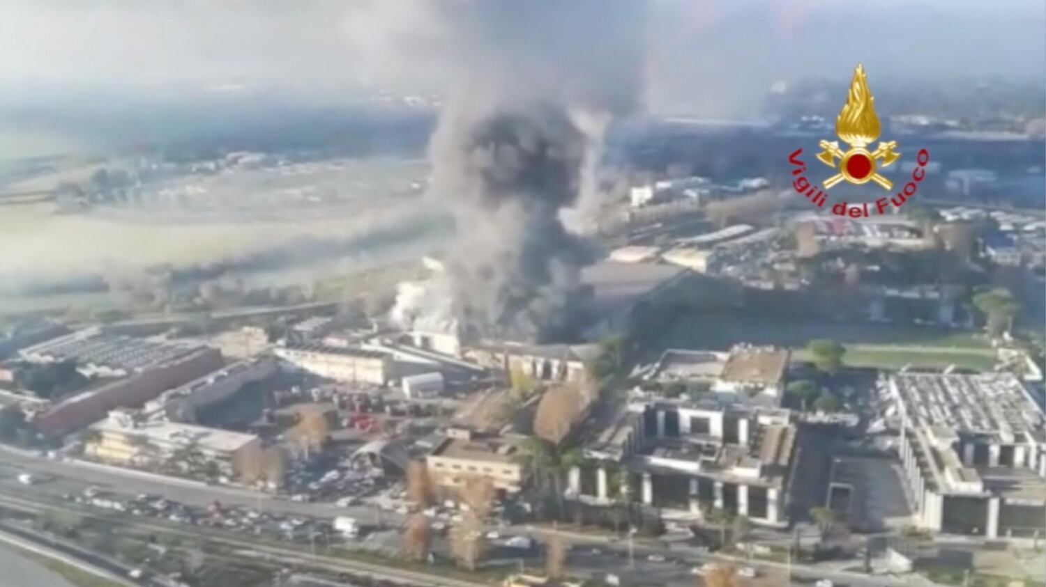 Brucia l'impianto per i rifiuti. Roma ostaggio della nube