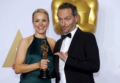 Oscar, i vincitori stringono le statuette 8