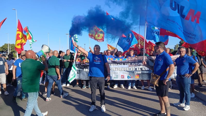 Scuola e voli, venerdì di sciopero: salari e precariato al centro della protesta