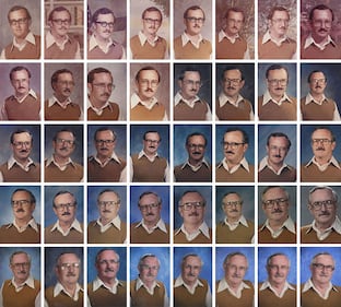 40 foto in 40 anni: questo professore ha scelto di indossare sempre con lo stesso abbigliamento in ogni foto dell'annuario scolastico