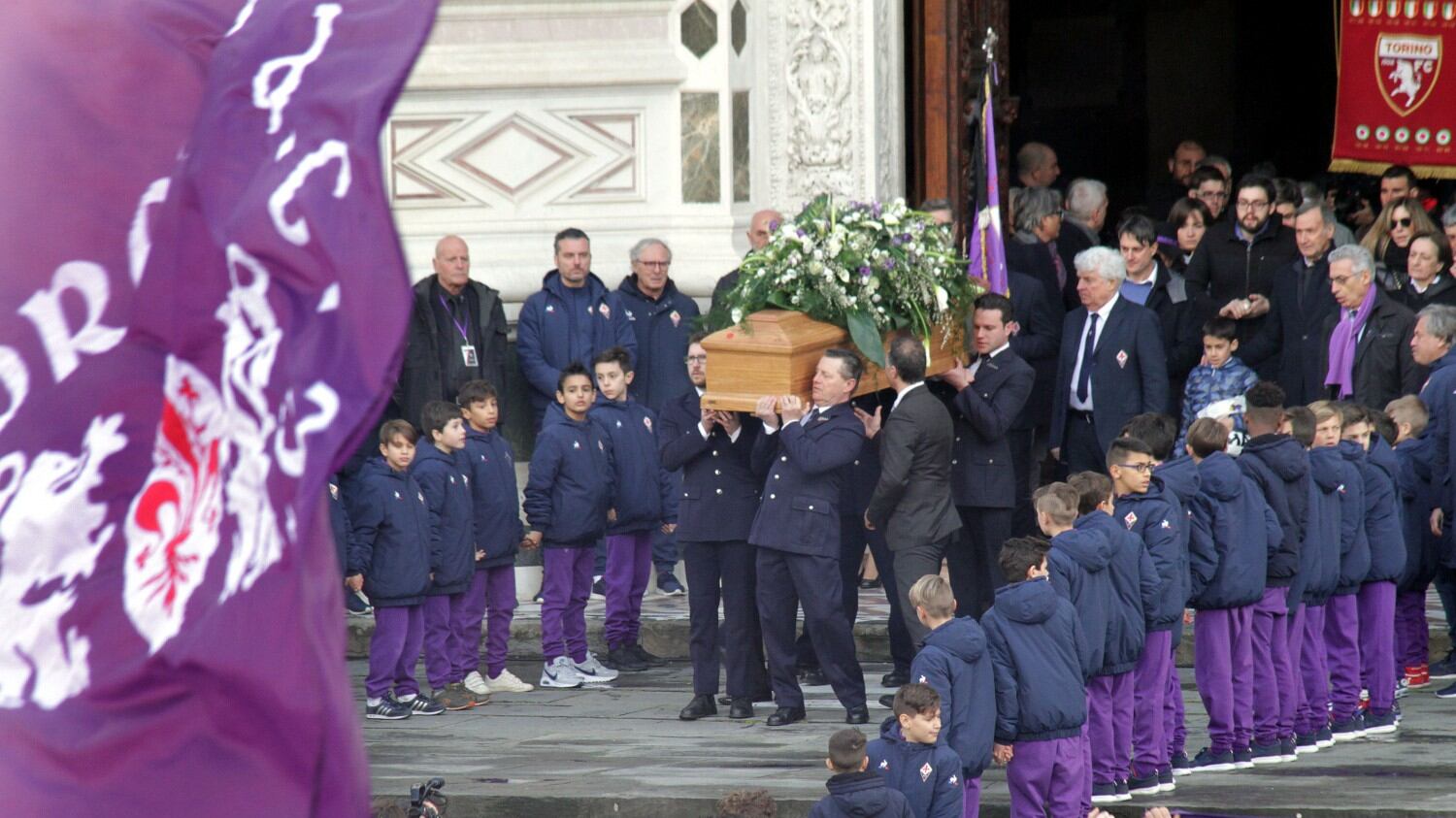 Campioni e popolo: una piazza d'amore per il saluto ad Astori