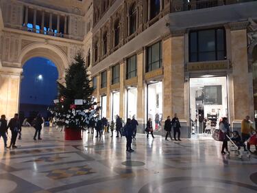 La tradizione si rinnova: l’albero di Natale Rubacchio torna nella Galleria Umberto 7