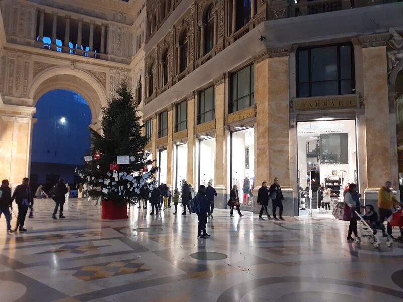 La tradizione si rinnova: l’albero di Natale Rubacchio torna nella Galleria Umberto 7