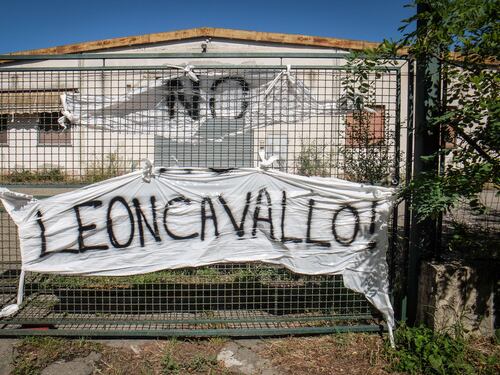 Leonka fuori dal capannone a San Dionigi