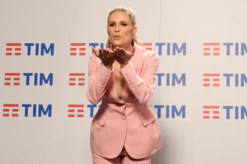 Michelle Hunziker, la sexy conduttrice a Sanremo 2018 8