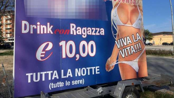 "Drink con ragazza 10 euro": la pubblicità del night che indigna le femministe