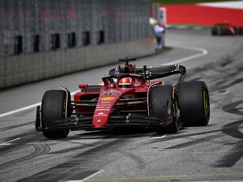 Formula Uno, Leclerc trionfa in Austria. Ritiro amaro per Sainz (in fiamme)