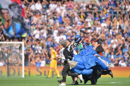 Invasione di campo al Mapei Stadium: è un paracadutista 5