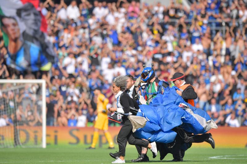 Invasione di campo al Mapei Stadium: è un paracadutista 5