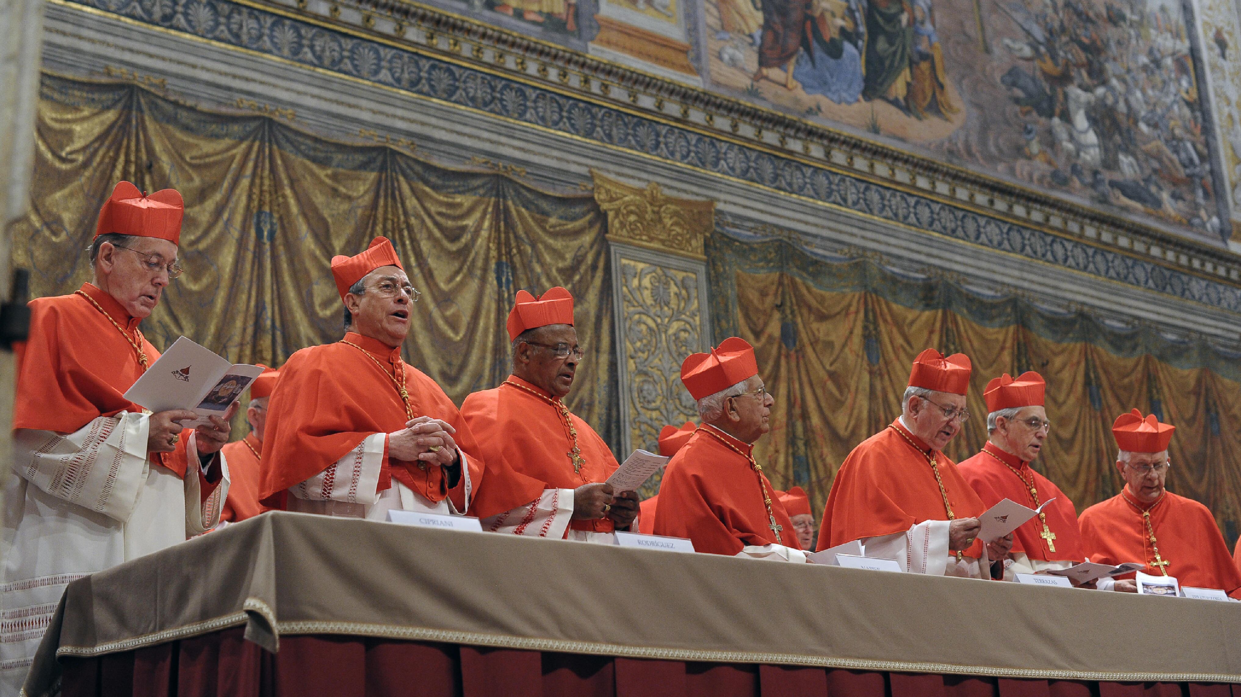 Manovre in Vaticano. Ora spuntano le schede dei "papabili"