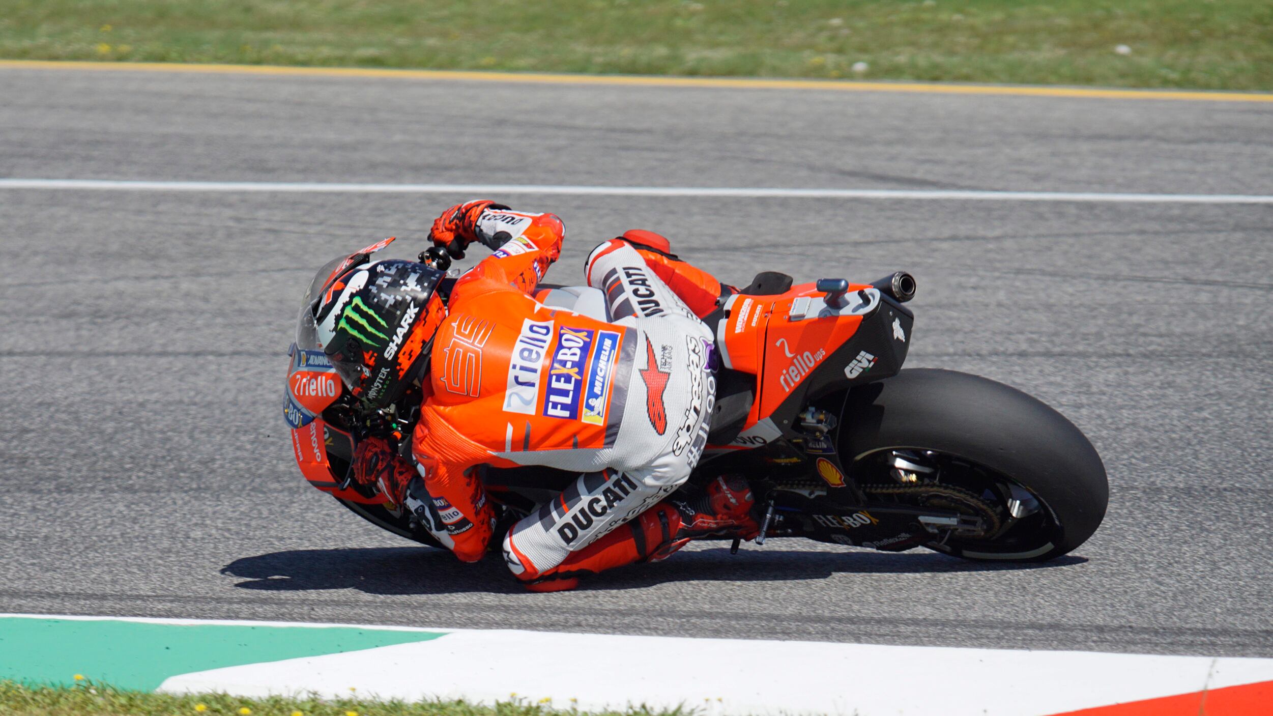 Il trionfo di Lorenzo al Mugello Sul podio anche Dovi e Rossi
