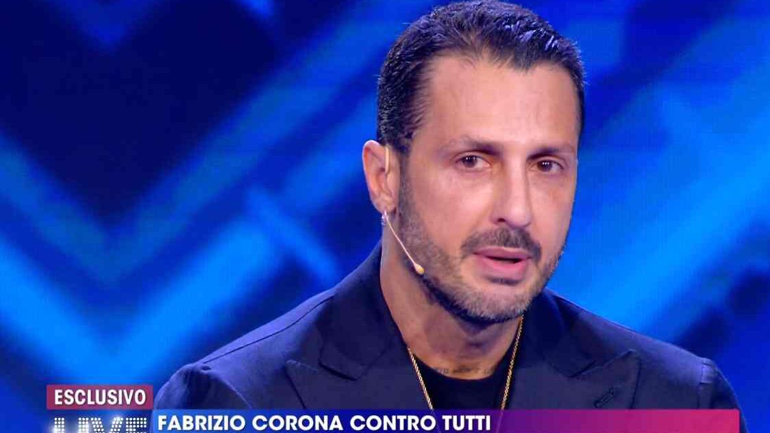 "Ho sbagliato io per primo". Fabrizio Corona si commuove a Live:Non è la d’Urso