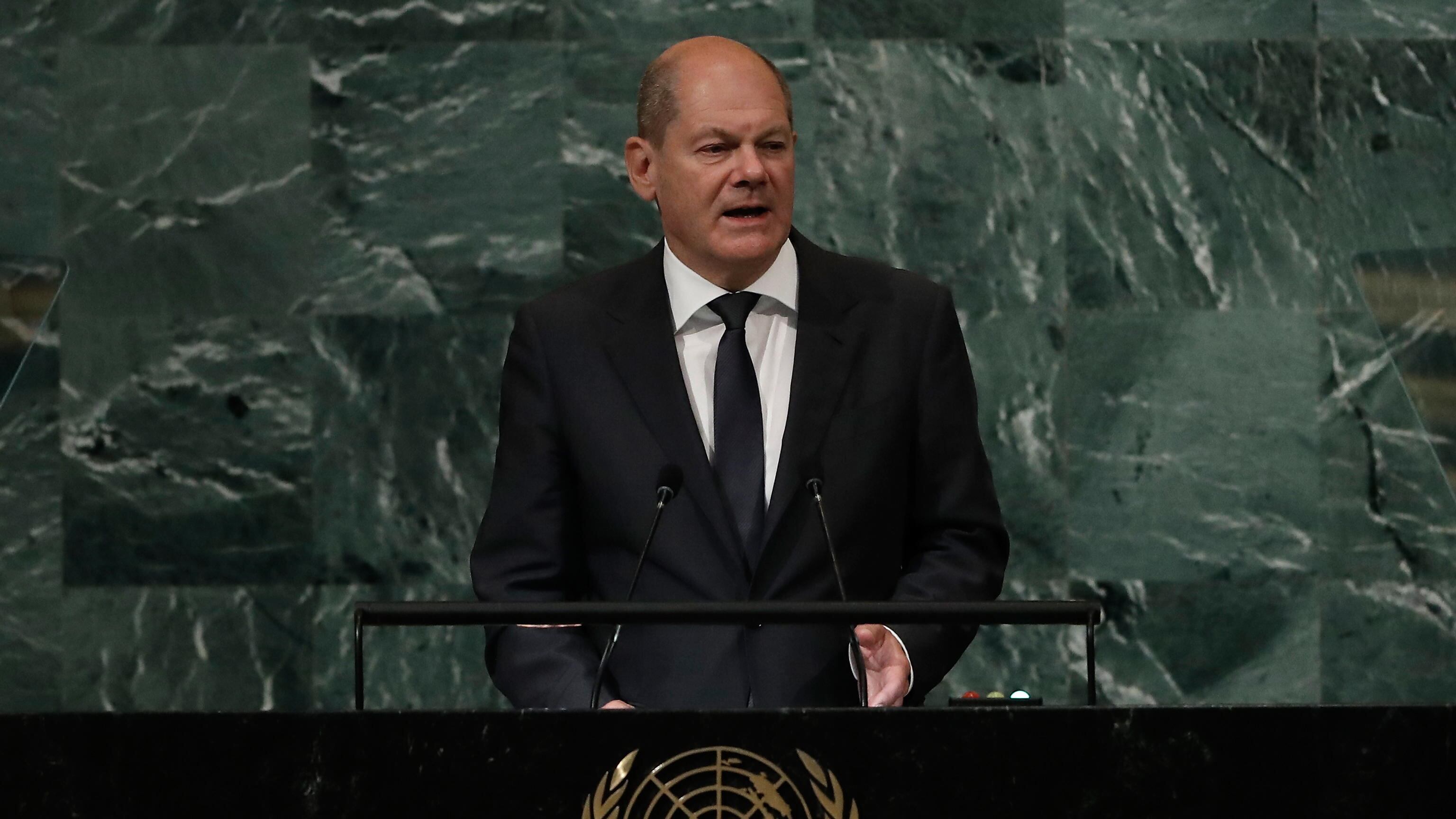 L'ira di Scholz contro la Chiesa evangelica: finanzia le Ong che sbarcano clandestini