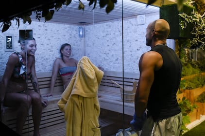 Grande Fratello Vip: nudità, docce e momenti sexy 14
