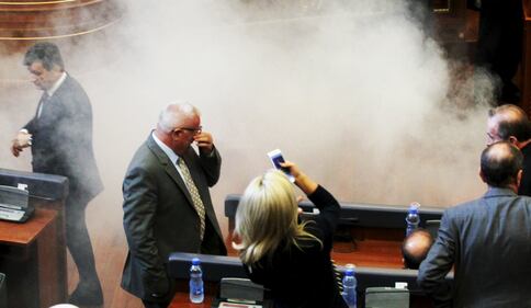 Kosovo, lacrimogeni in parlamento per protesta 8