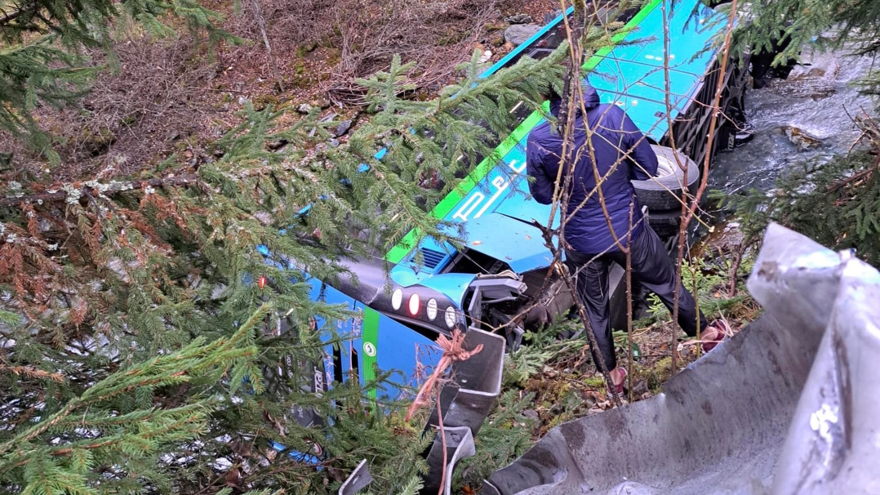 L'autista ha un malore, scuolabus finisce in un torrente: studenti feriti
