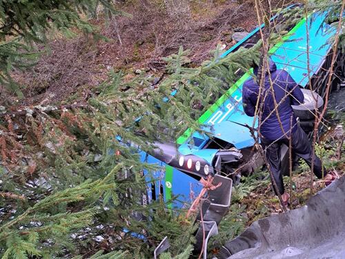 L'autista ha un malore, scuolabus finisce in un torrente: studenti feriti