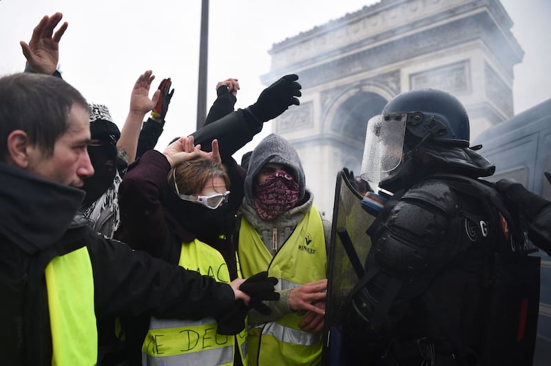 I gilet gialli assediano Parigi: ancora scontri con la polizia 4