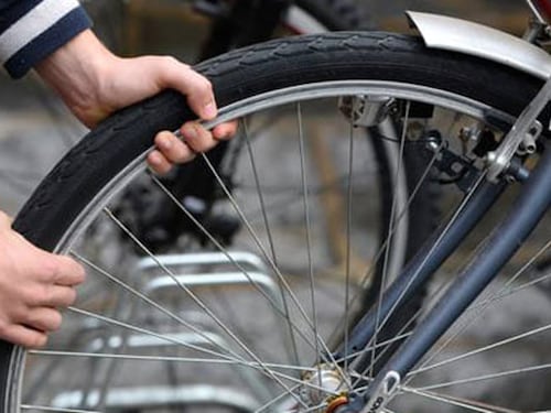 Venezia, crociata del sindaco Brugnaro contro le biciclette selvagge