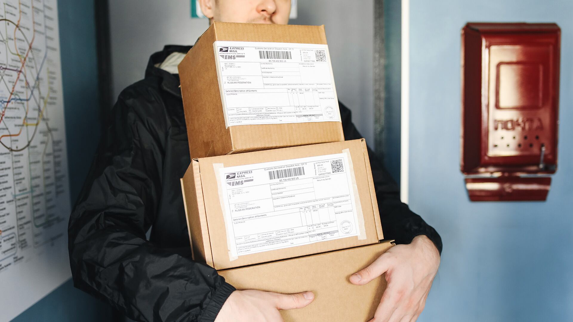 Roma, derubano corriere Amazon: il bottino è di 130 pacchi