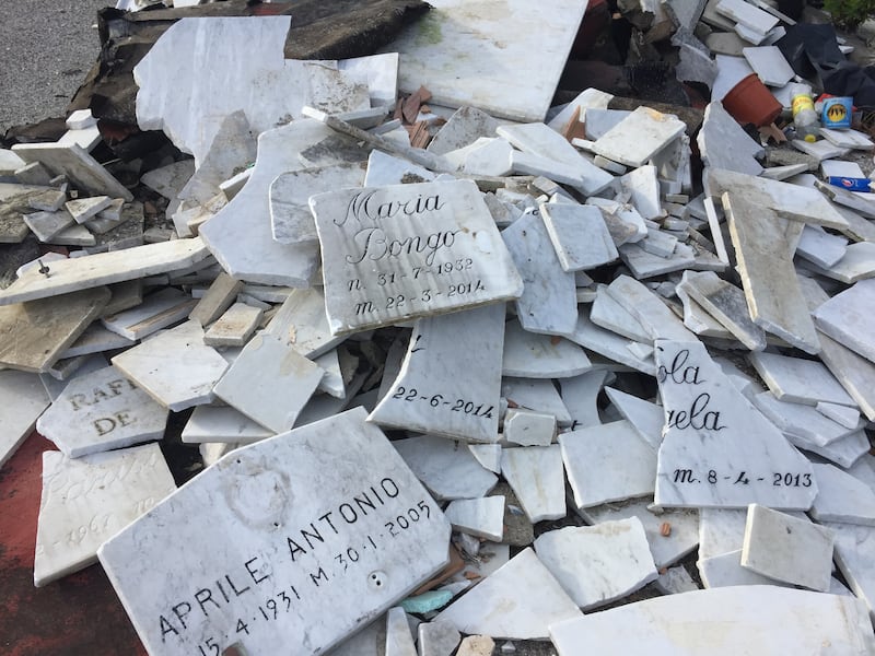 Napoli, lapidi in discarica abusiva a Ponticelli